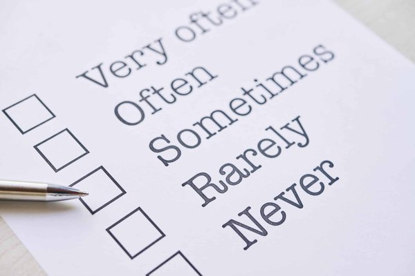 Quelle fréquence de brossage est conseillée pour un chien de race Golden Retriever ayant un pelage dense ?